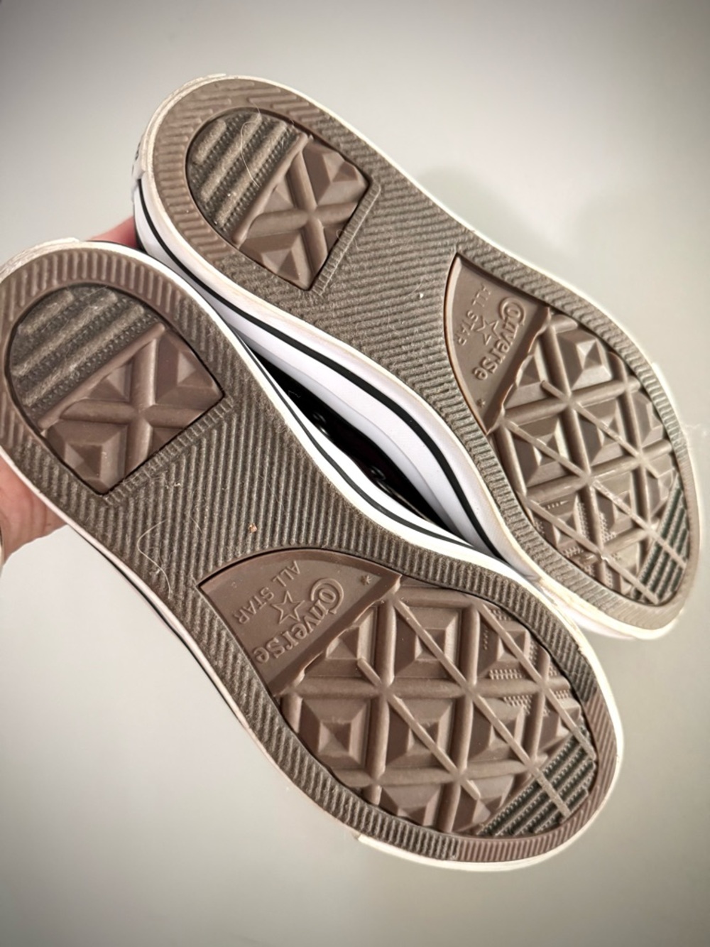 Converse Black & White Women’s Size 6 Low Top Sneakers - Picture 7 of 9